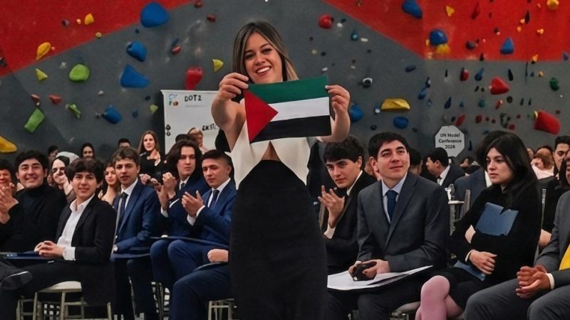 ابنة رئيس كولومبيا ترفع علم فلسطين فى حفل تخرجها