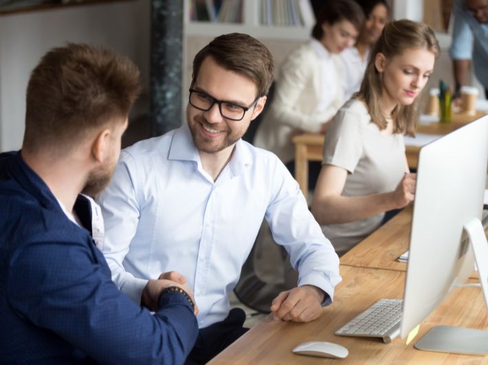 كيف أتعامل مع زملاء العمل بثقة؟